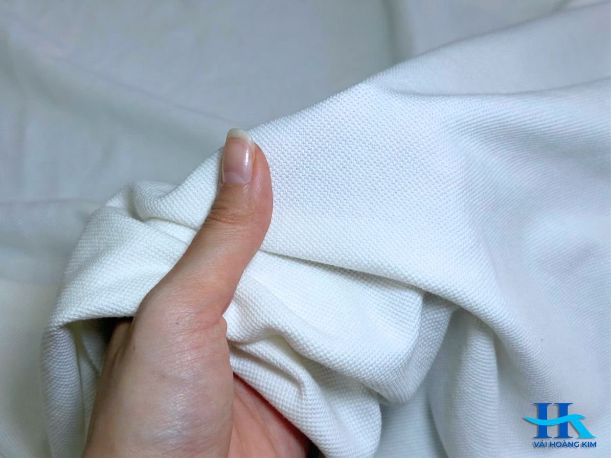 Cận cảnh bề mặt mắt dệt dệt lưới nổi bật của vải cá mập CVC dùng may áo polo
